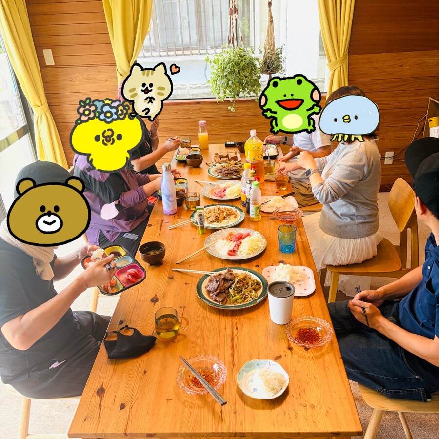 ランチミーティングで食卓を囲む皆さん