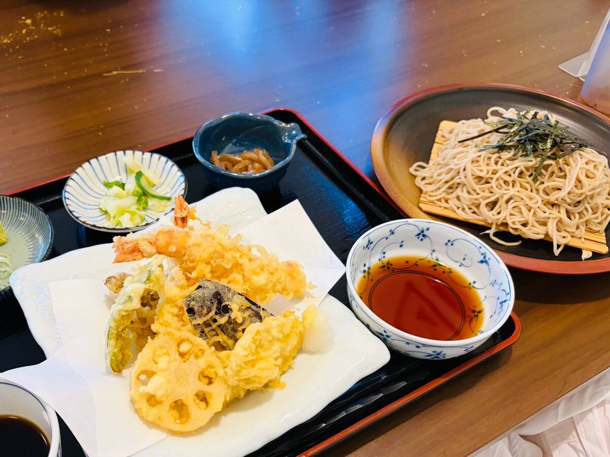 ランチミーティングの天ぷらとそばの昼食